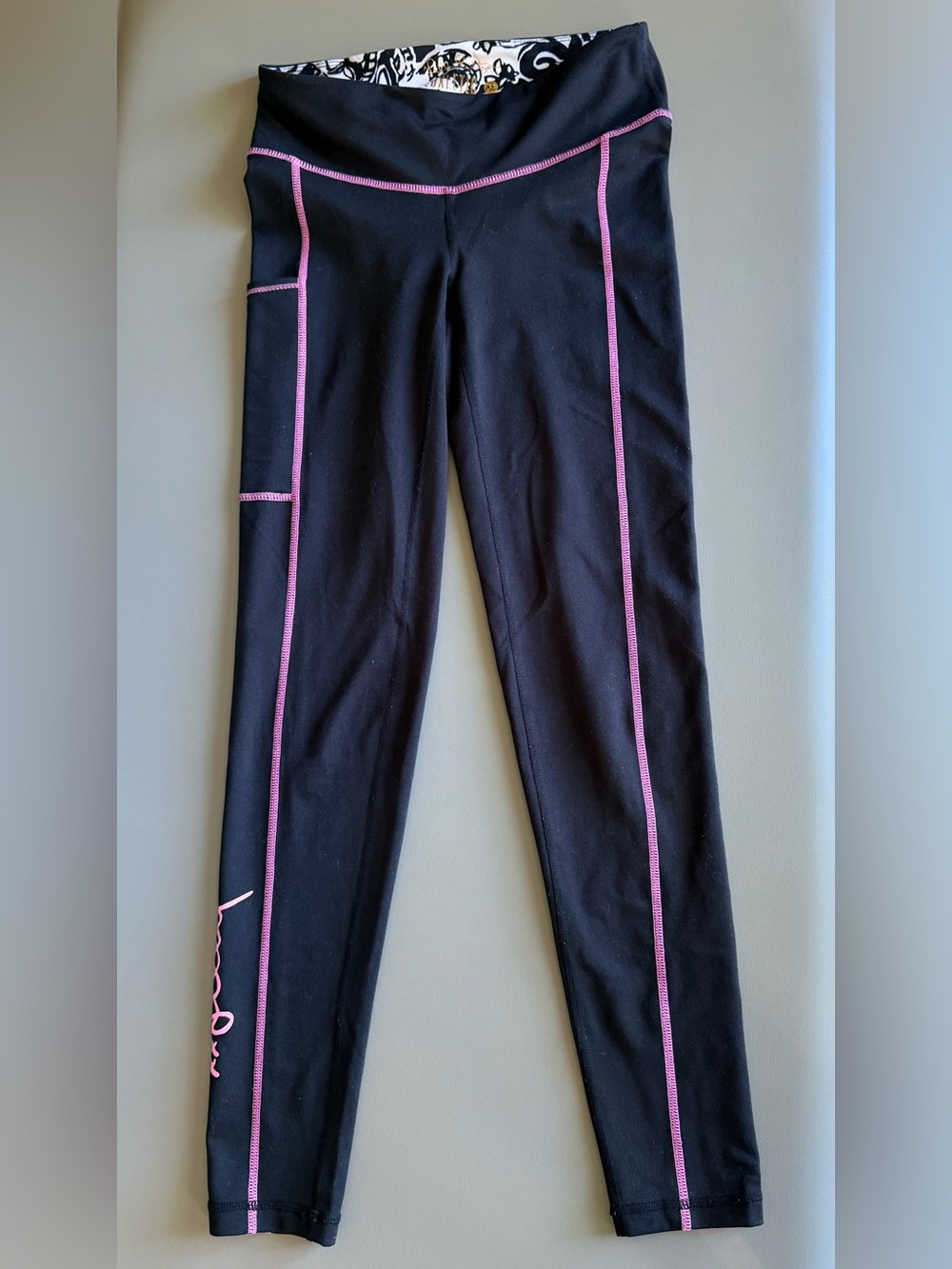 EUC Lilly Pulitzer Black Logo Leggings with Pink Stitching XS